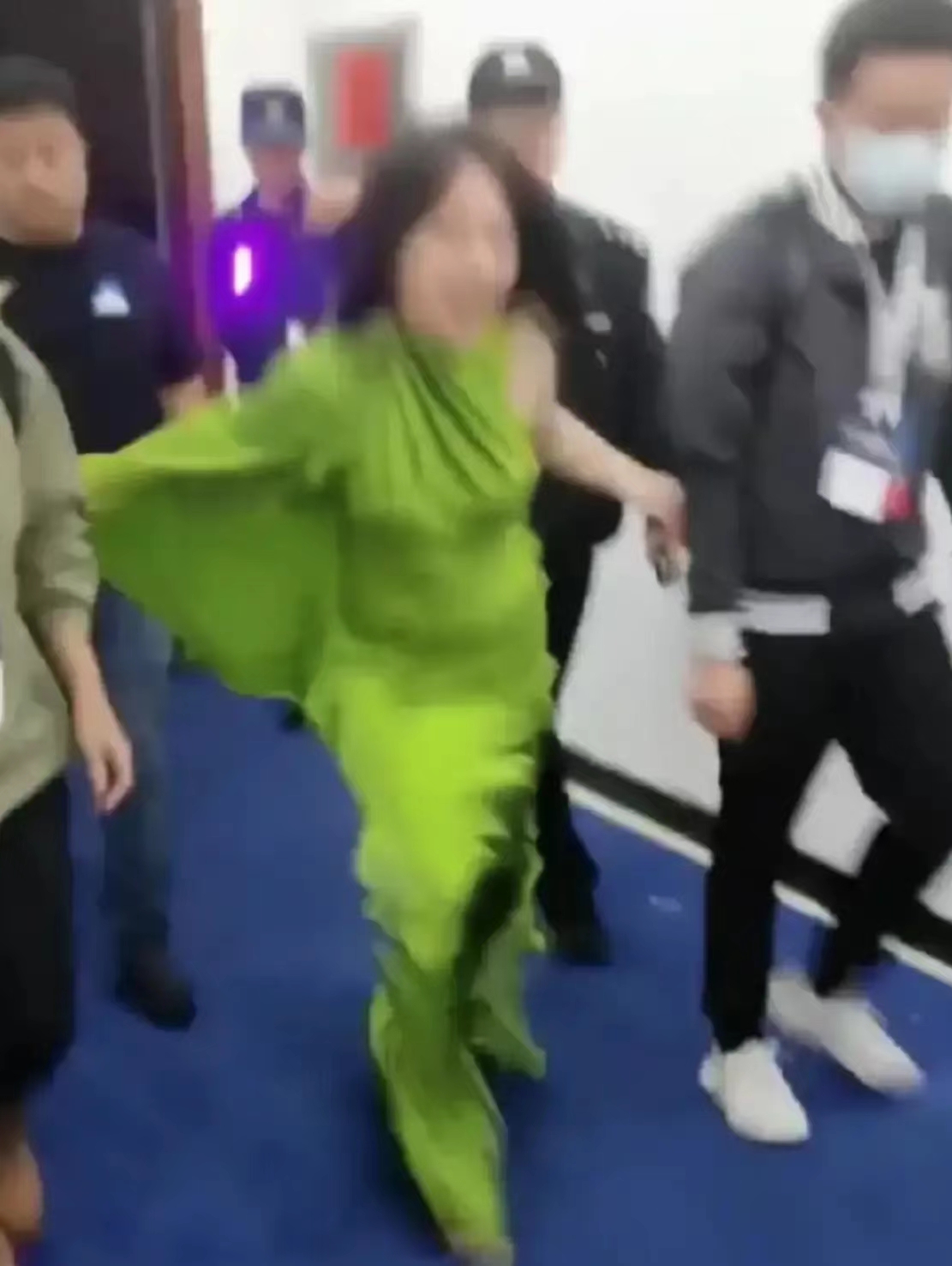 杨钰莹近照惹争议，美女也有困扰？