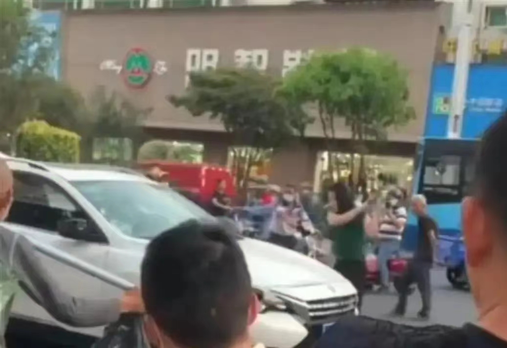女子逼停汽车不但泼粥还骂渣男，网友议论纷纷