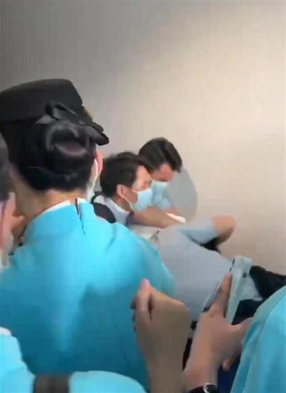 厦门机场飞行员偷拍女厕被发现！