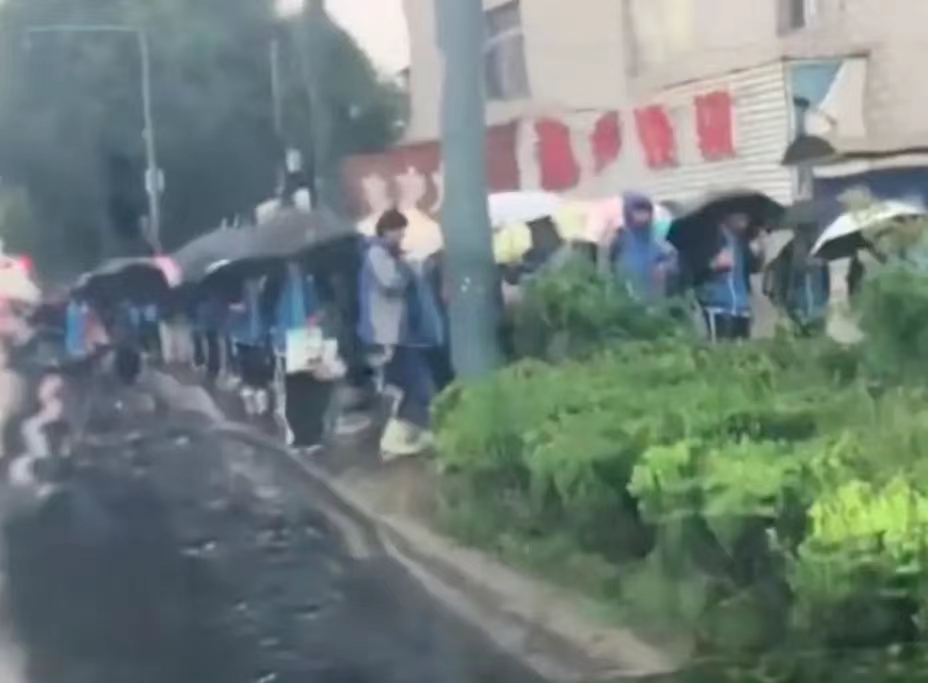 常州多名学生校外淋雨等开门，规则之外没有人情？