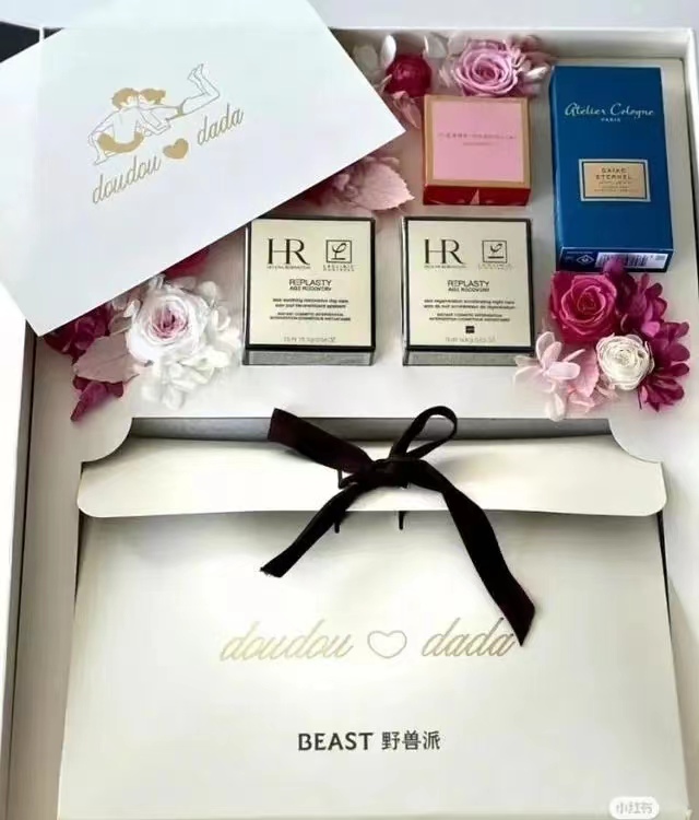 窦骁何超莲婚礼伴手礼曝光，估计准备办一场有排场的世纪婚礼