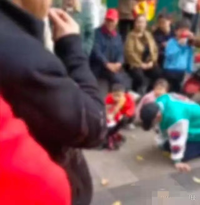 男子求复合在女生公司外跪一夜，警方：这种行为不可取
