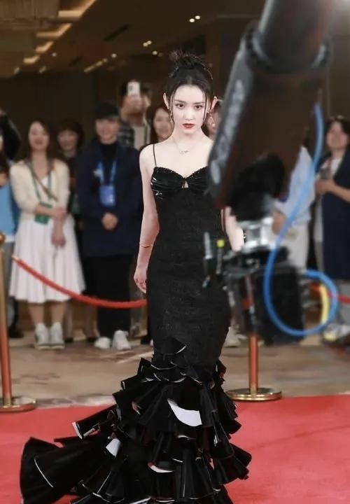 “怪力少女”蒋依依红毯拍照把裙尾扯掉了