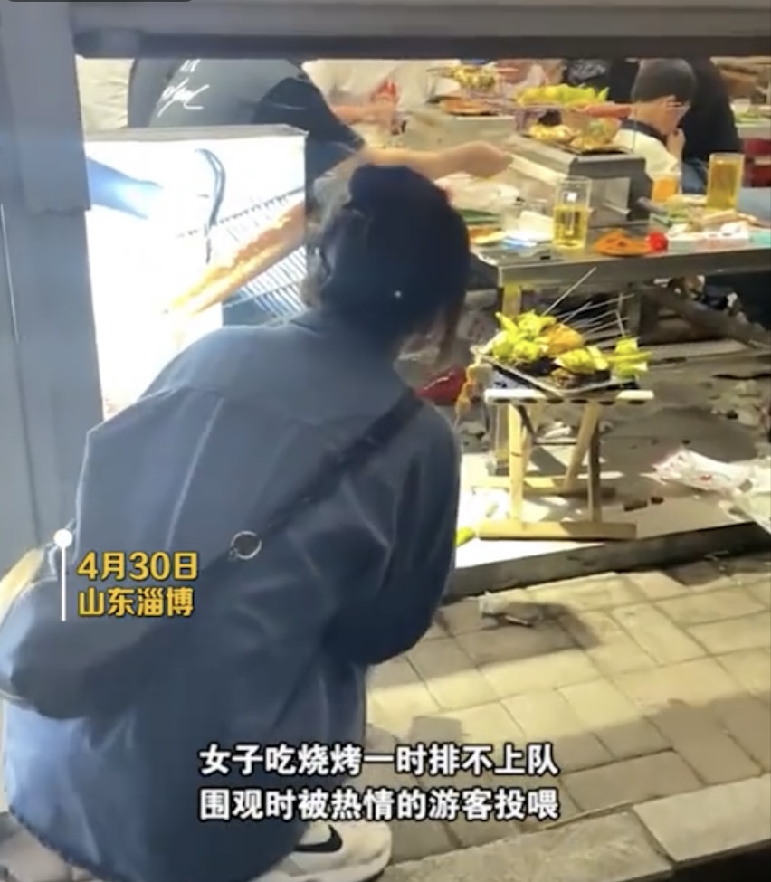 女子淄博吃烧烤排不上队被热心投喂