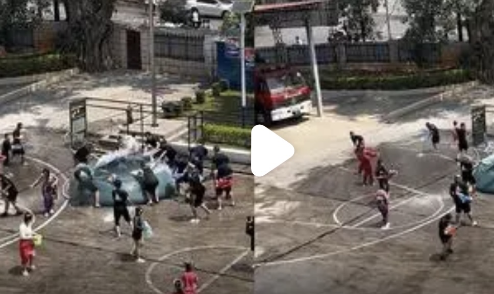 场面失控！泼水节消防员骗路人取水反被包围