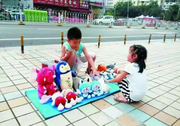 浙江一位8岁男孩摆摊1小时赚584元！