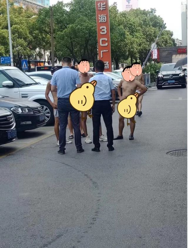 世界之大无奇不有，成都一男子驾车街头乱撞多车后裸奔