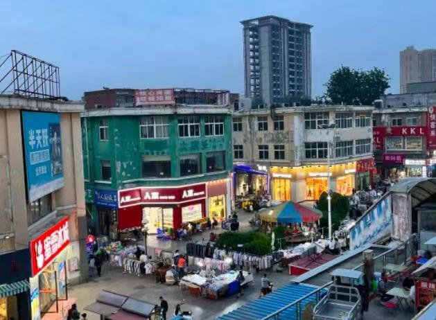 自来水公司呼吁市民每月洗澡2-4次，引发市民关注和热议。