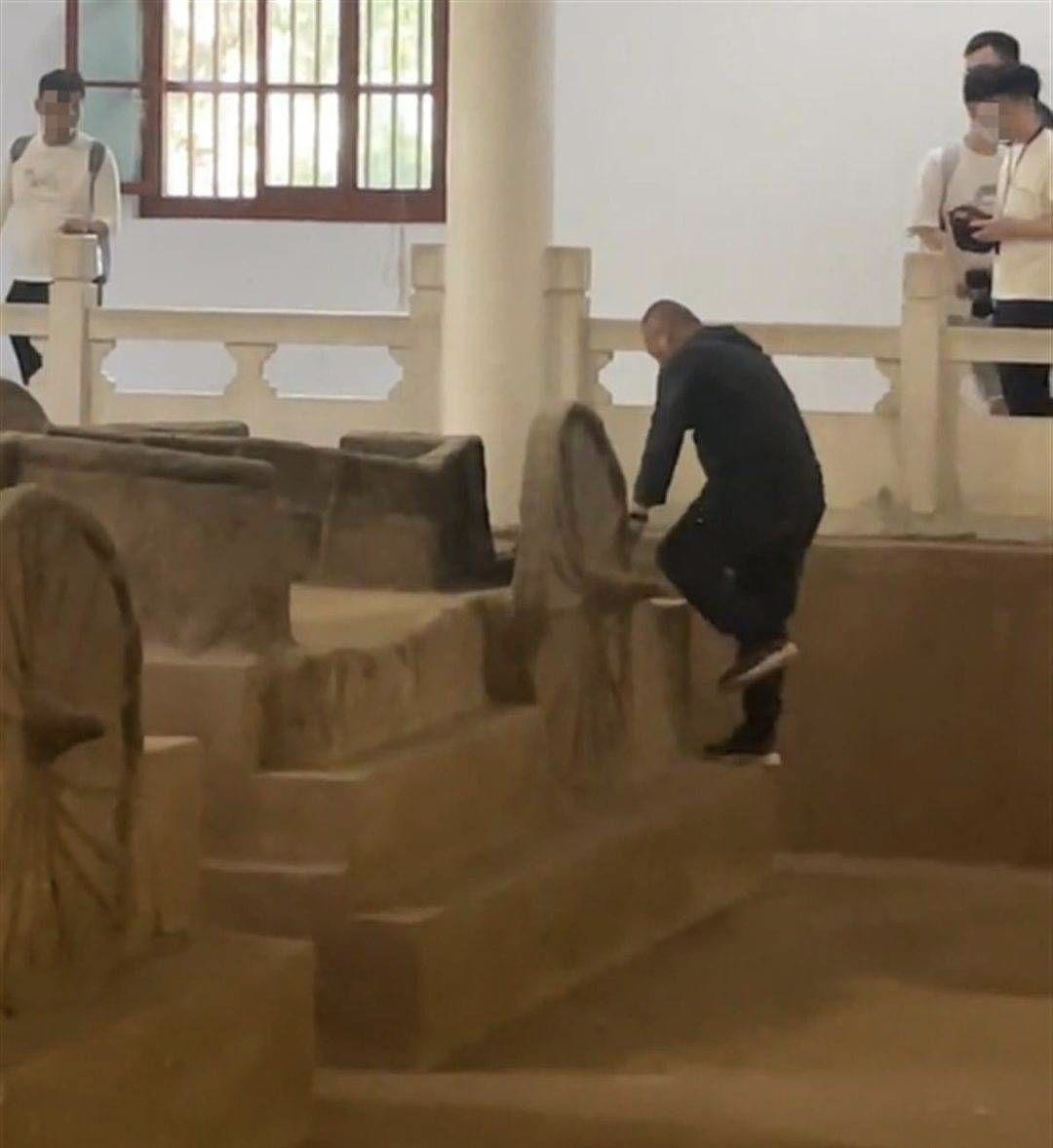 官方回应！文物局一工作人员翻入展坑捡帽子