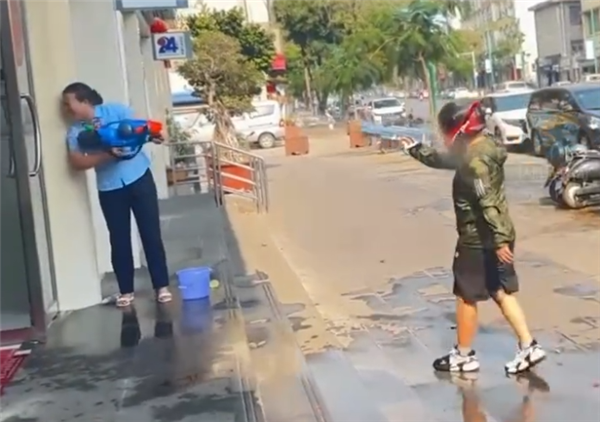 胆大包天！一男子泼水节戴头盔拿水枪进银行火拼