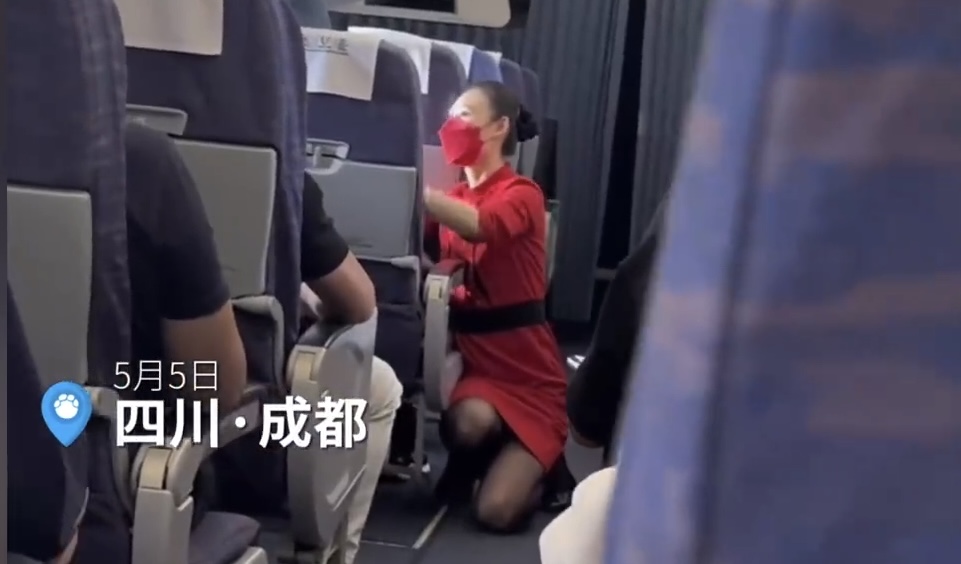 敬佩！川航回应空姐跪地安抚乘客
