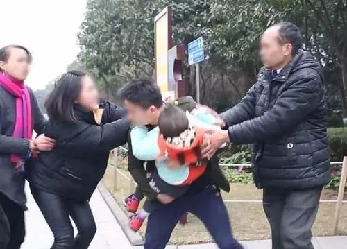 冲动是魔鬼！男童不慎碰倒女孩，女孩父亲怒摔男孩3次！