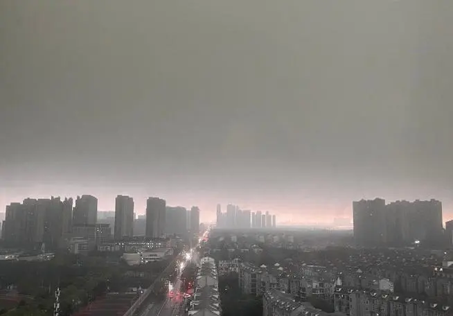 科幻片？武汉大暴雨上演一键变黑！