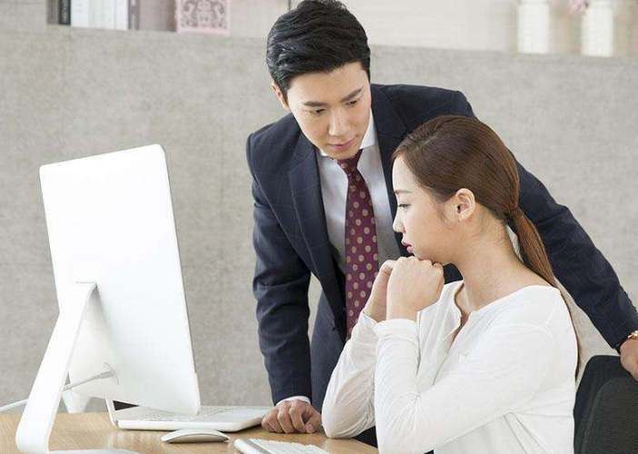 离谱！女友离职，男友被一起开除？