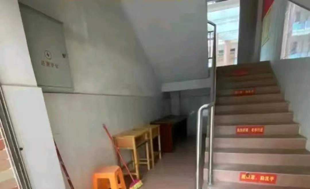简直可耻！女子称糟老师猥亵，还塞红包