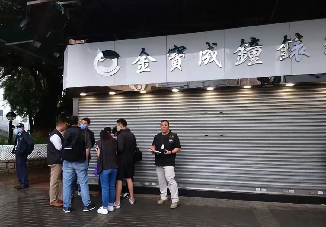 震惊！香港劫匪抢走数上百只手表，总数价值千万港元