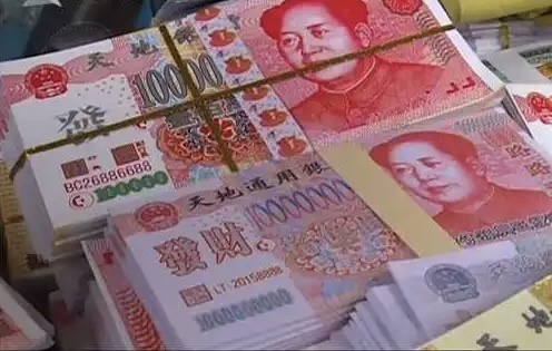 最新！2车追尾洒落一地现金?