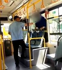 男子要求停车上厕所，被大巴司机拒绝后跳车！