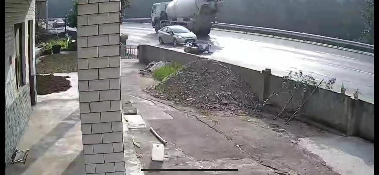 女子骑车遇沉降路段摔倒遭碾压身亡，责任划分引家属不满