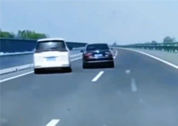 司机高速上被恶意别车，被迫S形行驶10公里！