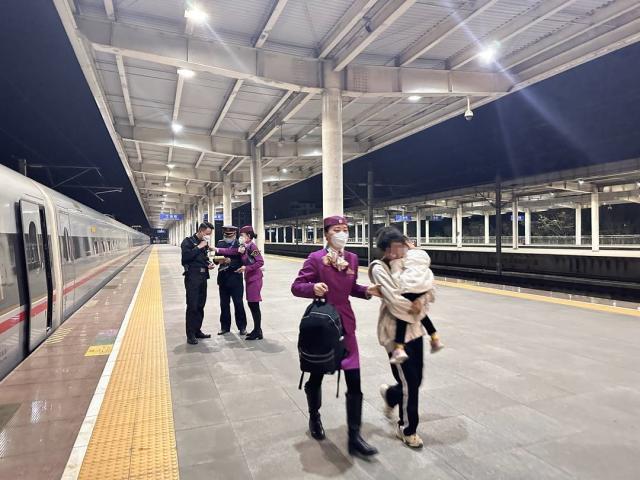 人间有大爱！为救高烧幼童高铁破例停车2分钟