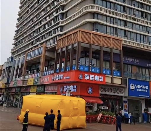 愿天堂没有痛苦！女子从十多层高楼坠亡