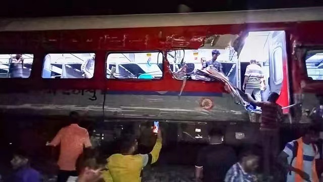 痛心！印度列车相撞已致233死！