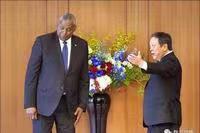 中美关系和解？美防长跨越座位主动与中国防长握手！