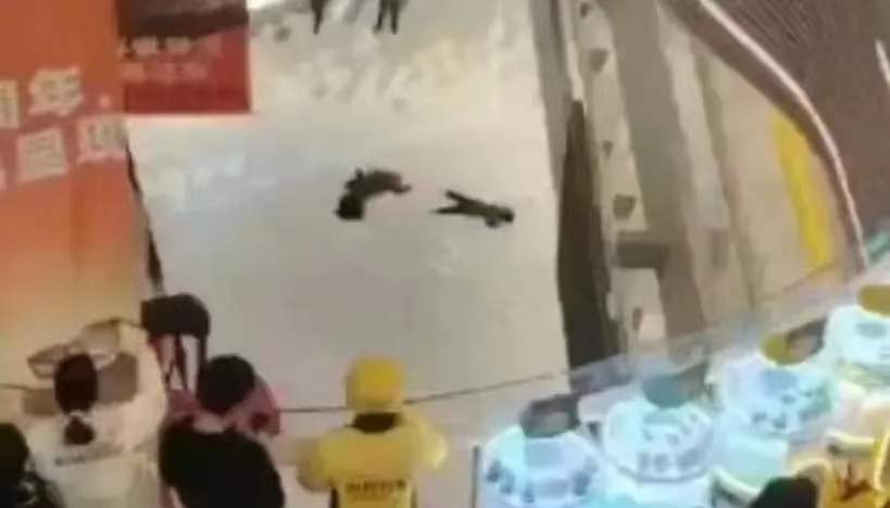 突发！上海一男子商场跳楼死亡，女子意外砸伤
